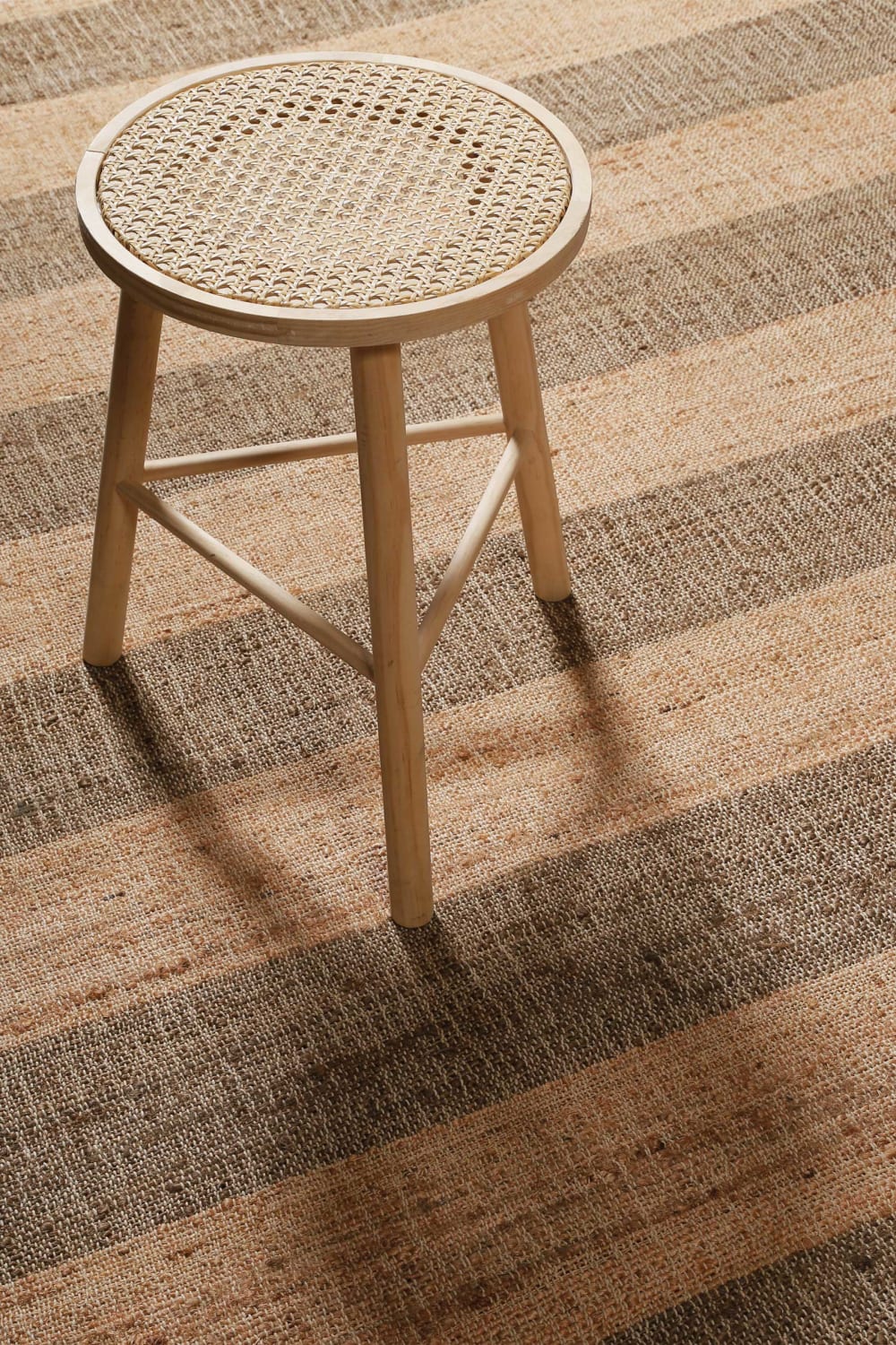 Tapis plat tissé main à franges rayé brique et brun 160x230 — vue 4