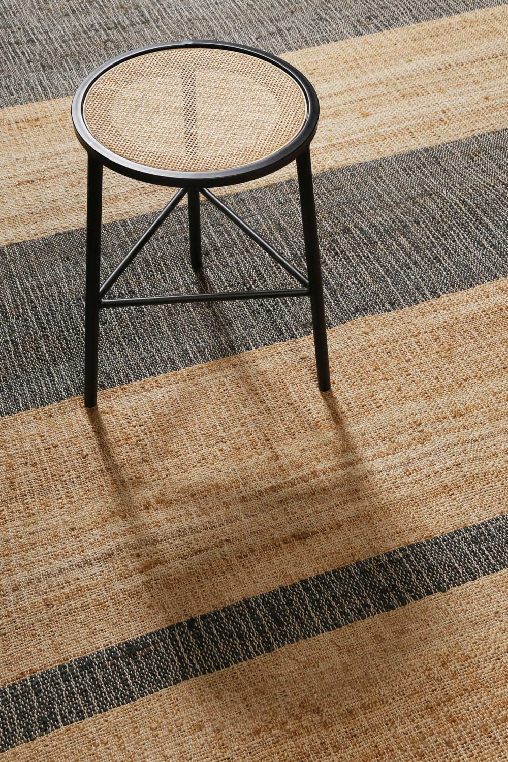 Tapis plat tissé main à franges rayé anthracite et brun 160x230 — vue 4