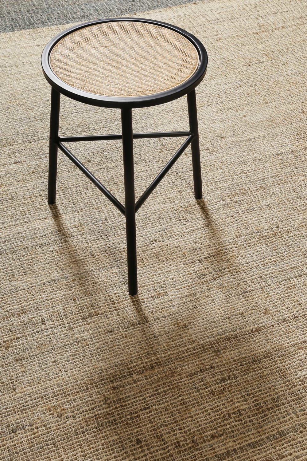 Tapis plat tissé main à franges rayé anthracite et beige sable 160x230 — vue 4