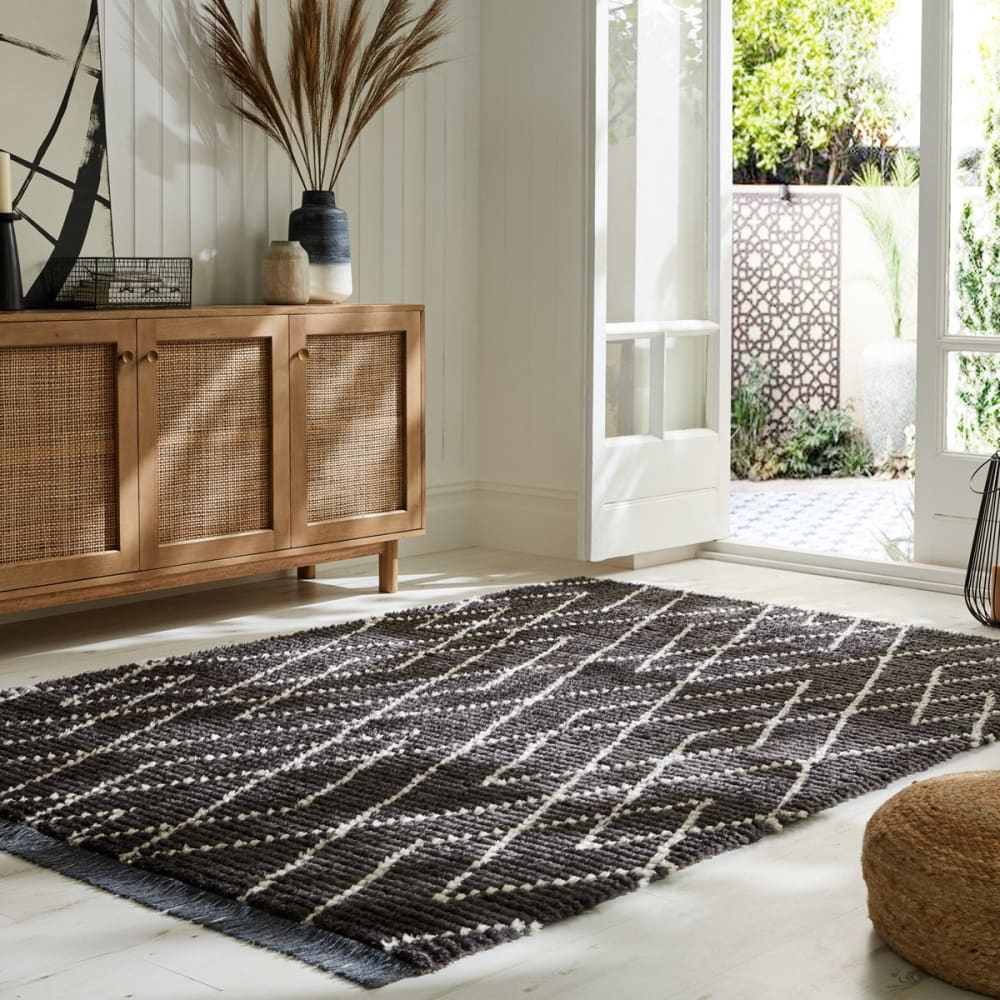Tapis de salon en polyester noir 120x170 cm - Maisons du Monde