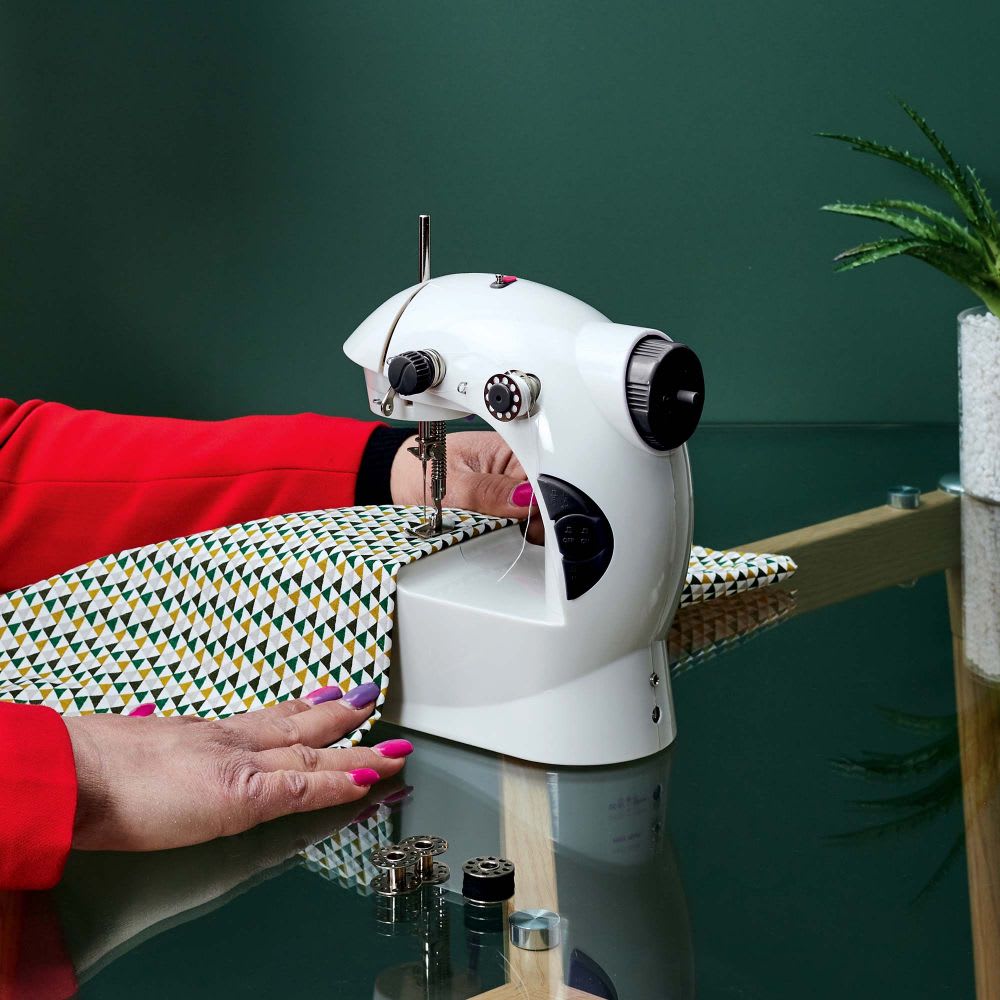 Mini machine à coudre avec table d'extension - Maisons du Monde