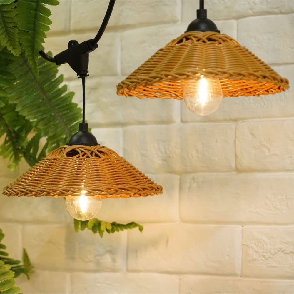 Guirlande solaire avec 10 ampoules LED et abat-jour en rotin