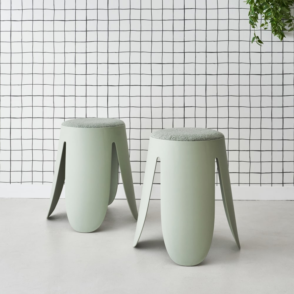 Set de 2 tabourets empilables vert céladon, bouclette texturée Set de 2 tabourets empilables vert céladon, bouclette texturée