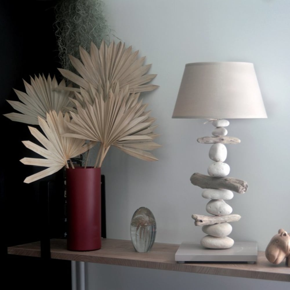 Lampe à poser bois recyclé en bois taupe — vue 3