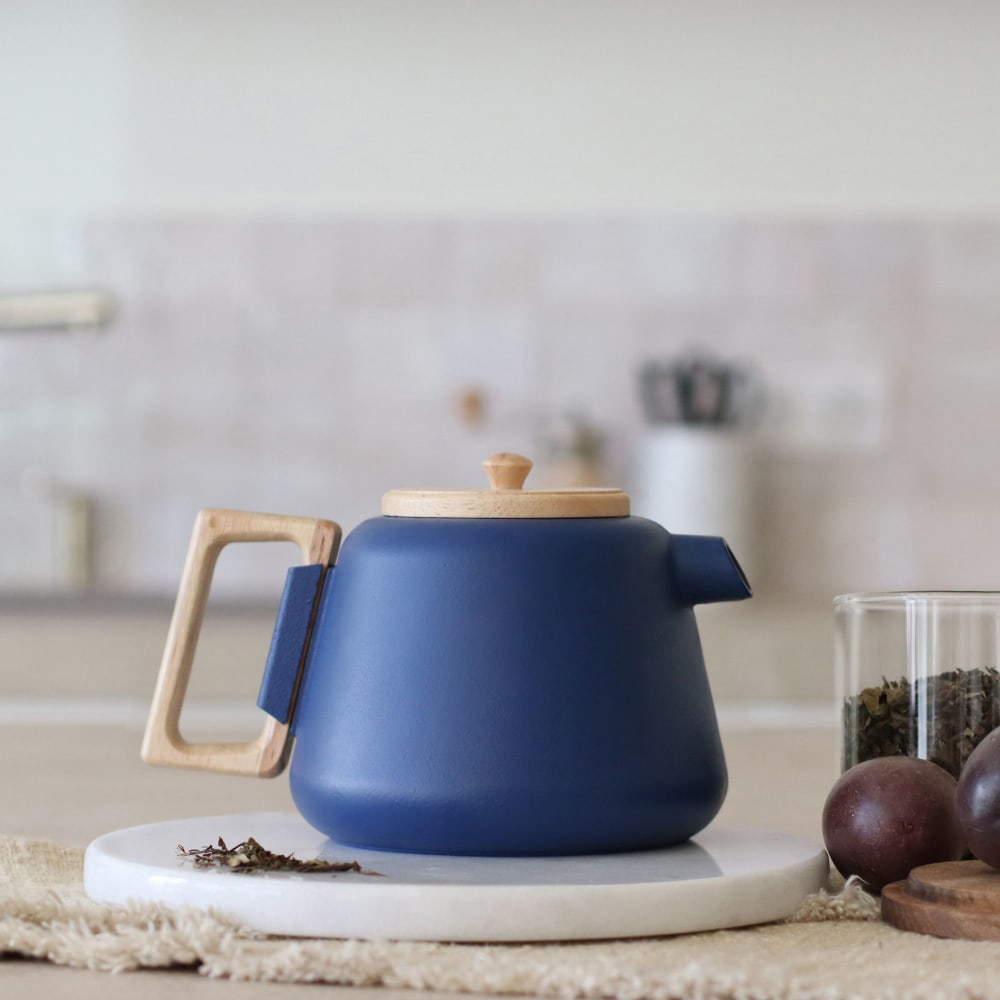 Théière en fonte bleue avec couvercle en bois 1l - Maisons du Monde