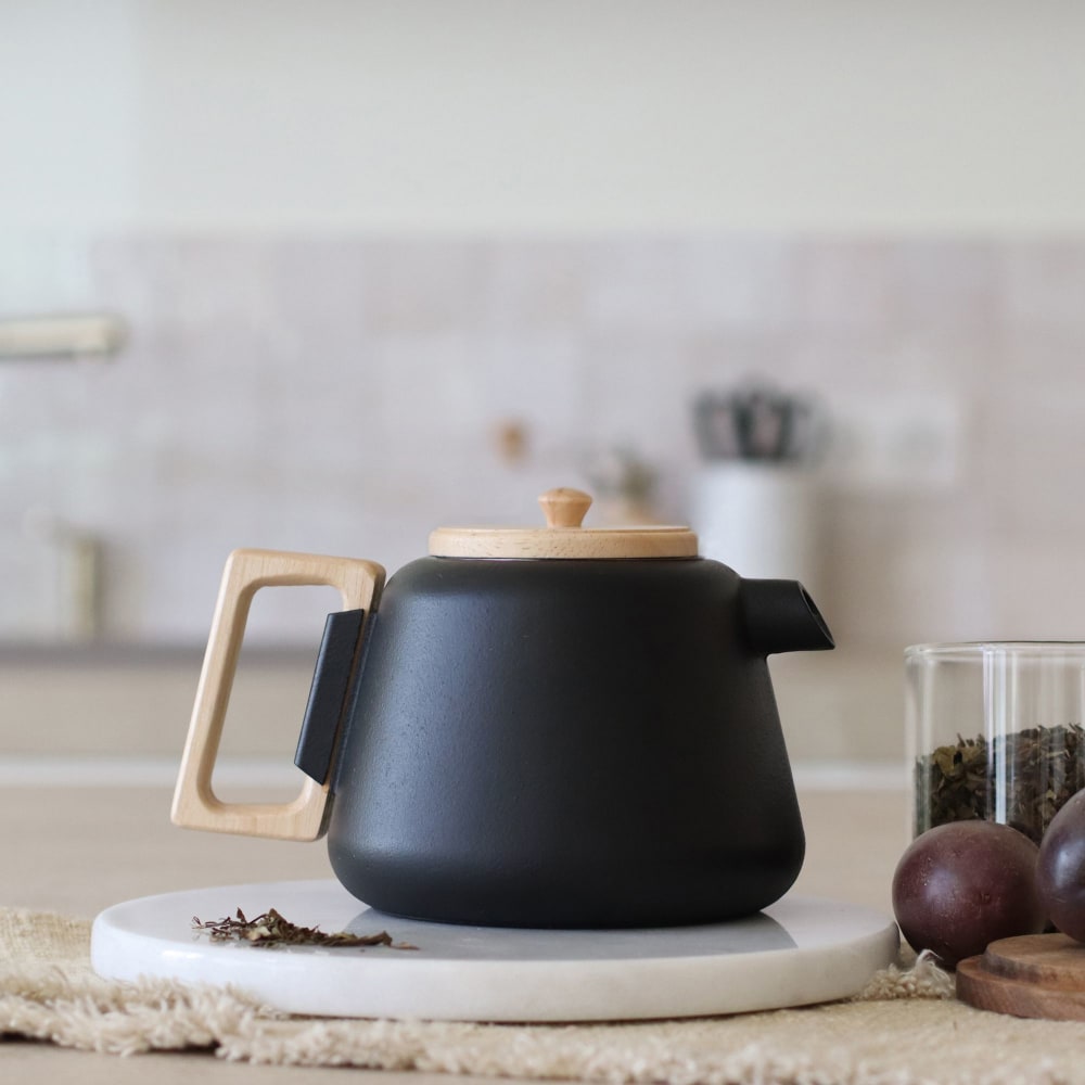 Théière en fonte noire avec couvercle en bois 1l - Maisons du Monde