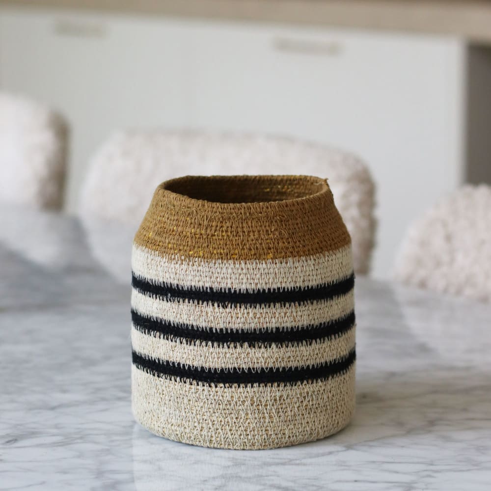 Panier en jonc de mer naturel, safran et noir - Maisons du Monde