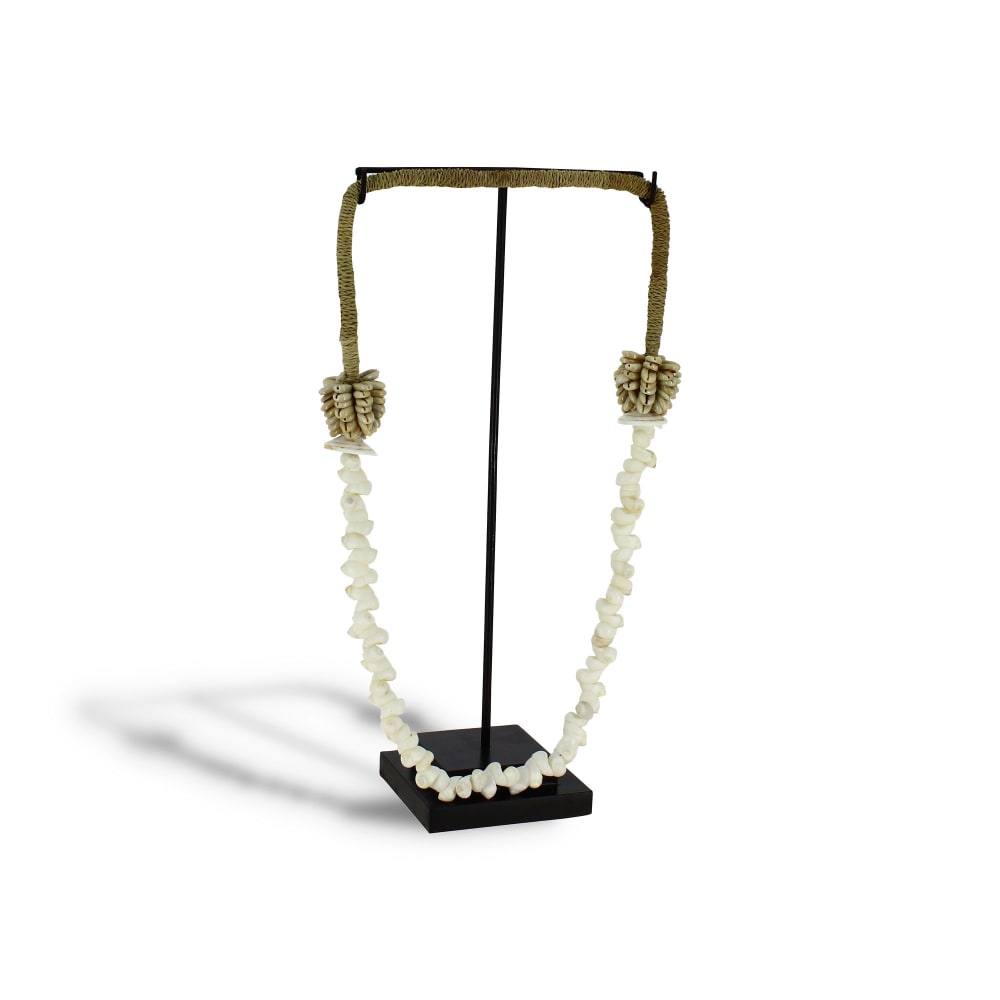 Collier en coquillages avec socle en métal