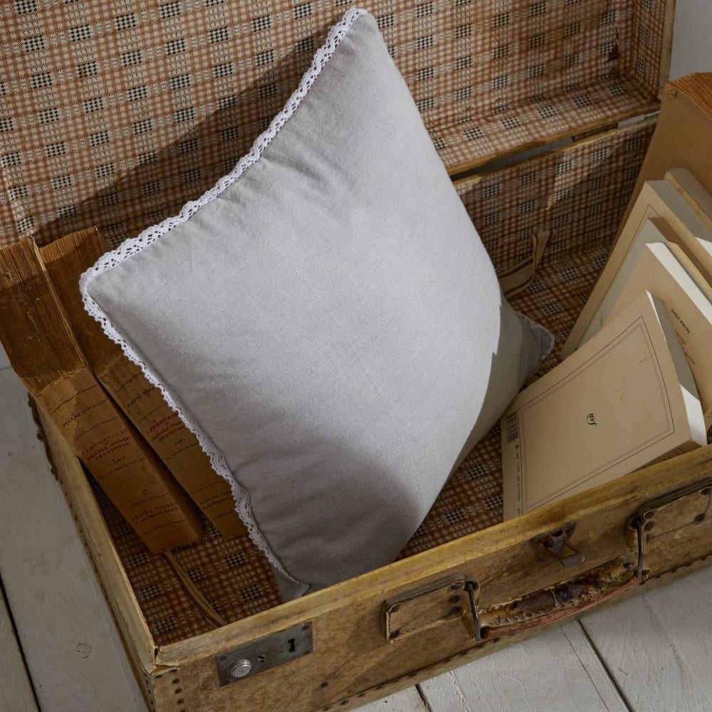 Coussin déhoussable finition dentelle coton uni 40x40 cm gris
