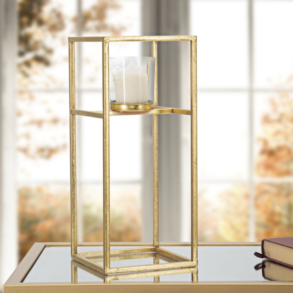 MAURO FERRETTI Vergoldeter Kerzenhalter aus Metall mit schlichtem geometrischem Design, inklusive Glas. Maße: 15 x 15 x 35 cm. Gold