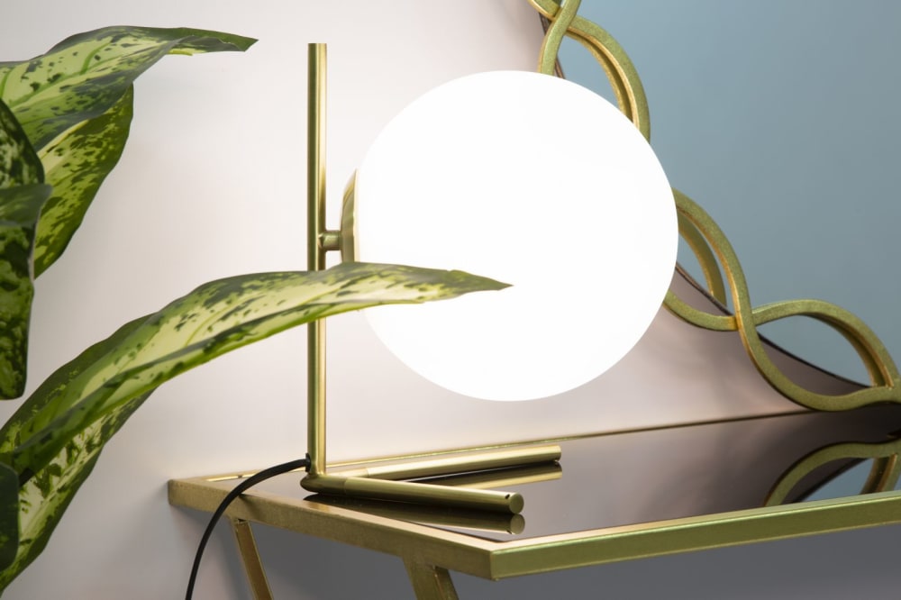 Lampe de table en métal doré avec sphère en verre 25x25x27 cm — vue 3