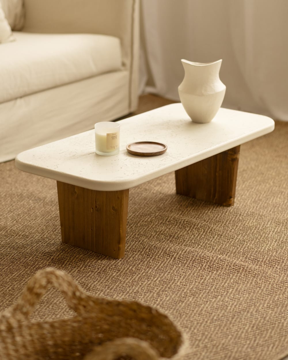 Table basse en microciment avec pieds en bois vieilli 95x30cm
