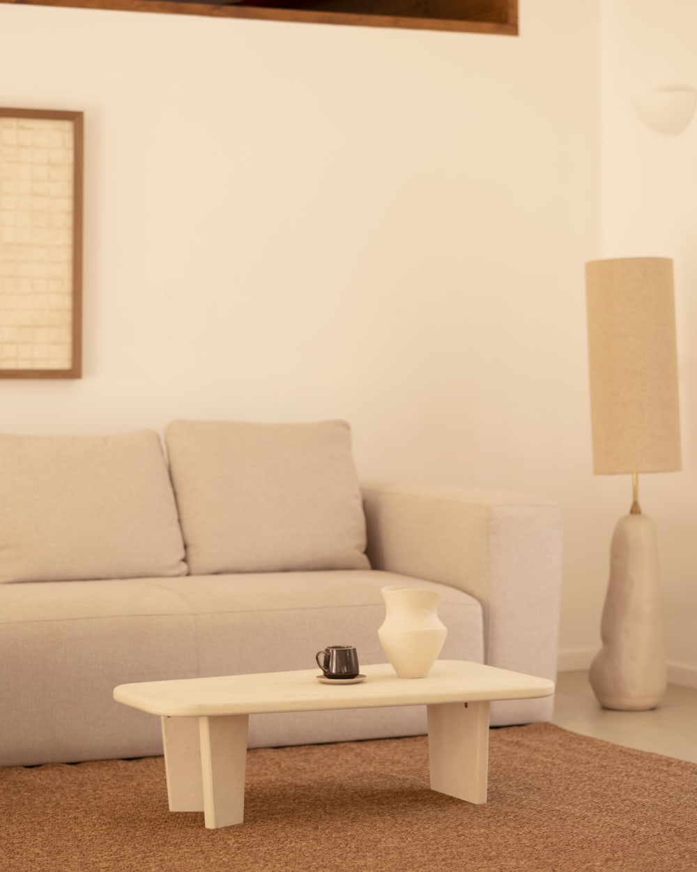 Table basse en microciment avec trois pieds blanc cassé 100x30cm - Maisons du Monde