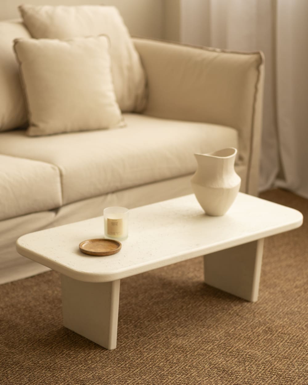 Table basse en microciment avec deux pieds blanc cassé 95x30cm - Maisons du Monde