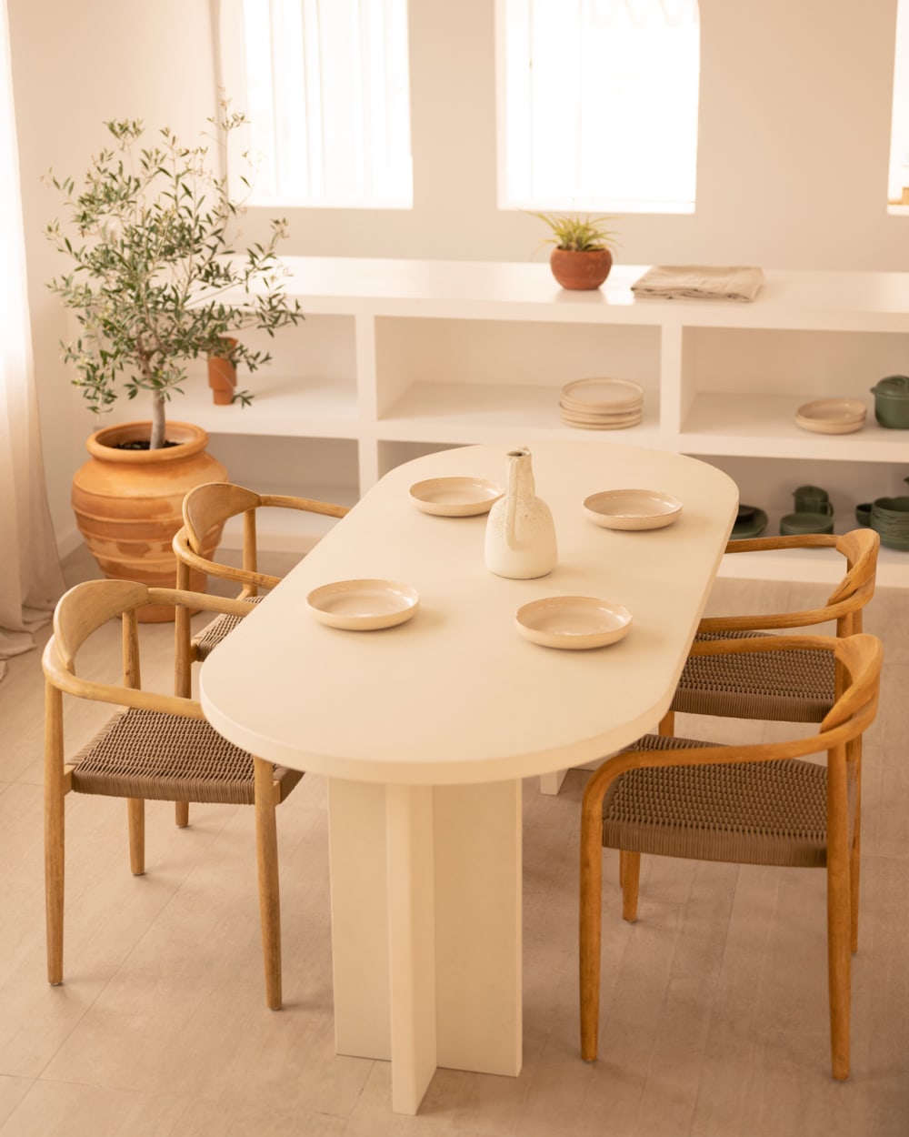 Table de salle à manger ovale en microciment blanc cassé 180x75cm