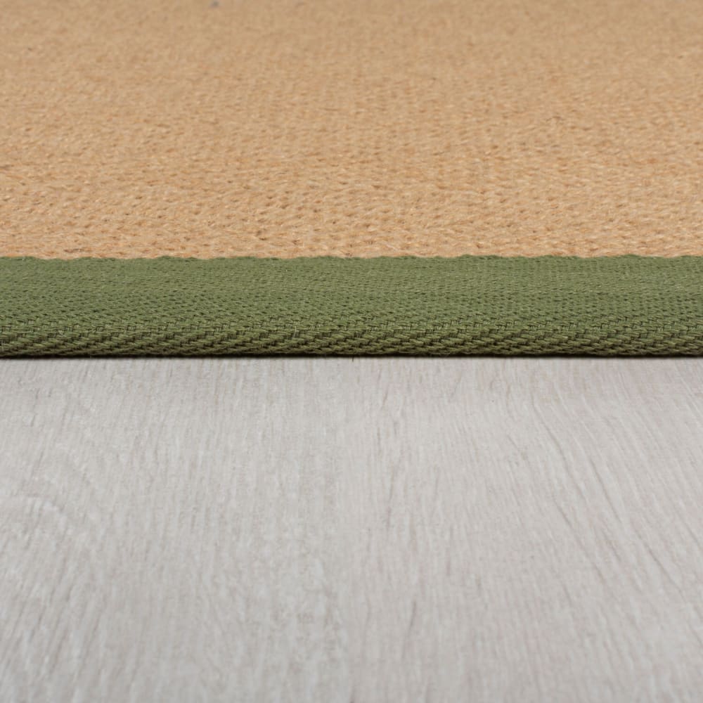 Tapis en jute beige avec bords verts kaki