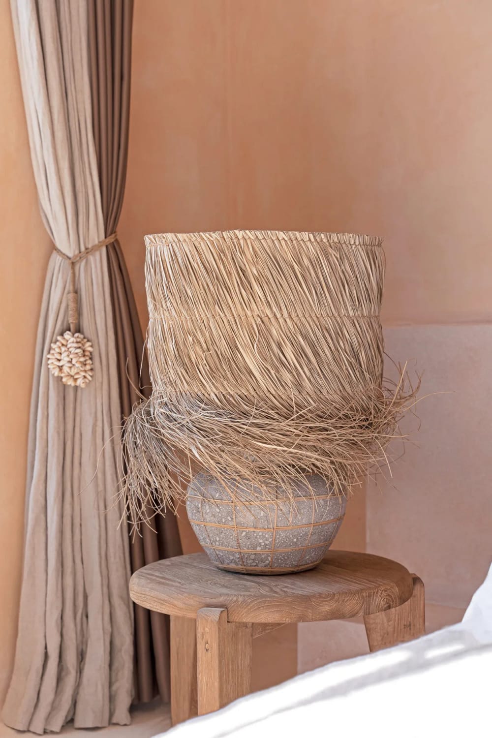 Lampe de table en terre cuite et herbe gris béton 30x30x48 cm — vue 3