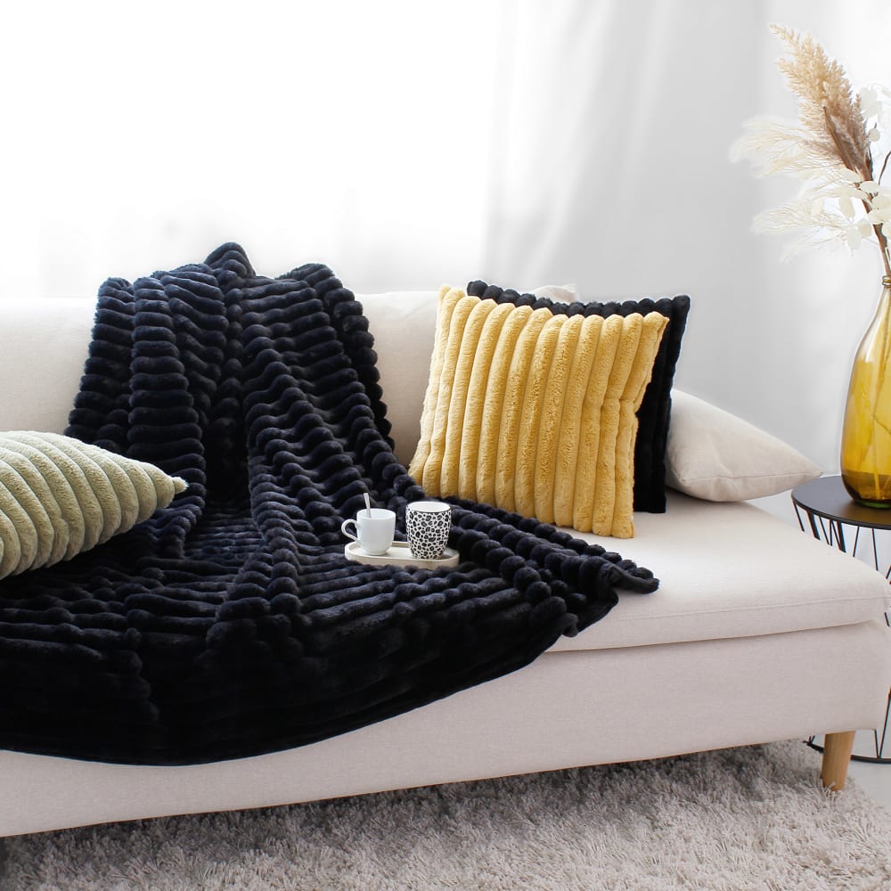 Plaid côtelé à effet fourrure polyester noir 150 x 125 - Maisons du Monde