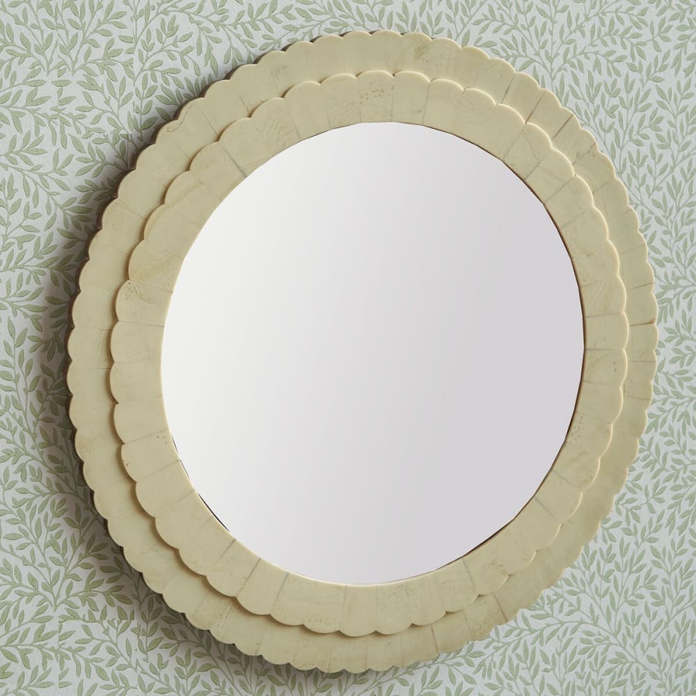 Miroir rond à pétales aspect ivoire - Maisons du Monde