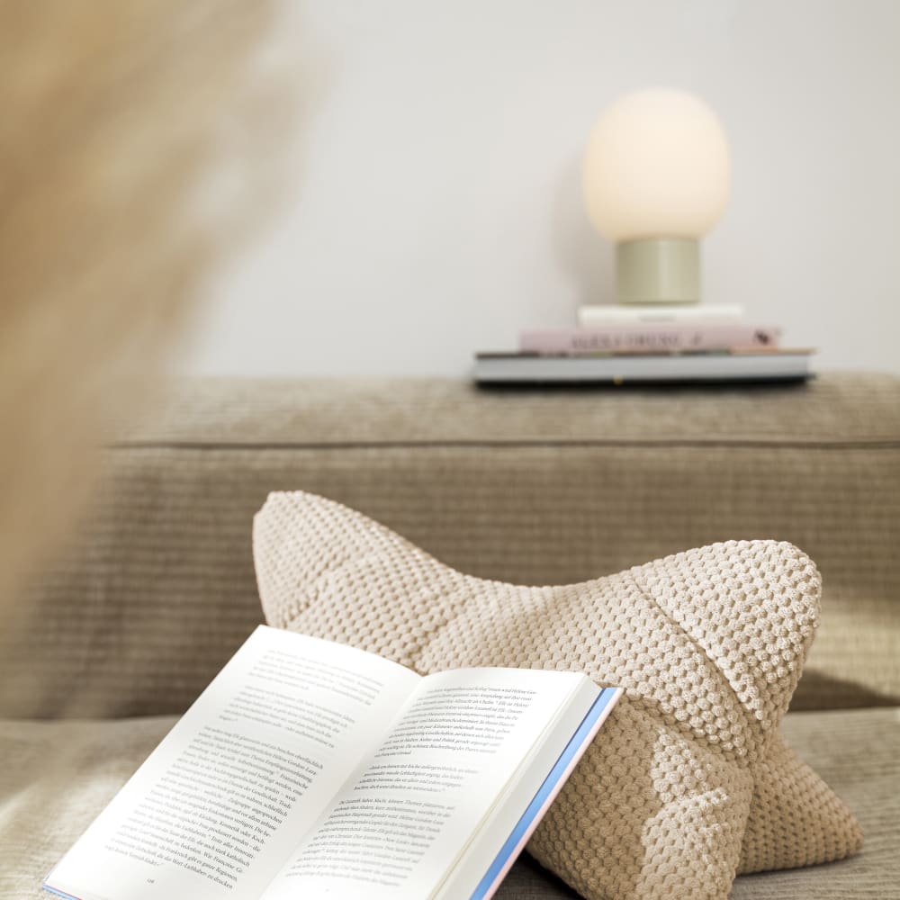 Coussin de lecture cale-tête multifonction velours ivoire 42x22cm - Maisons du Monde