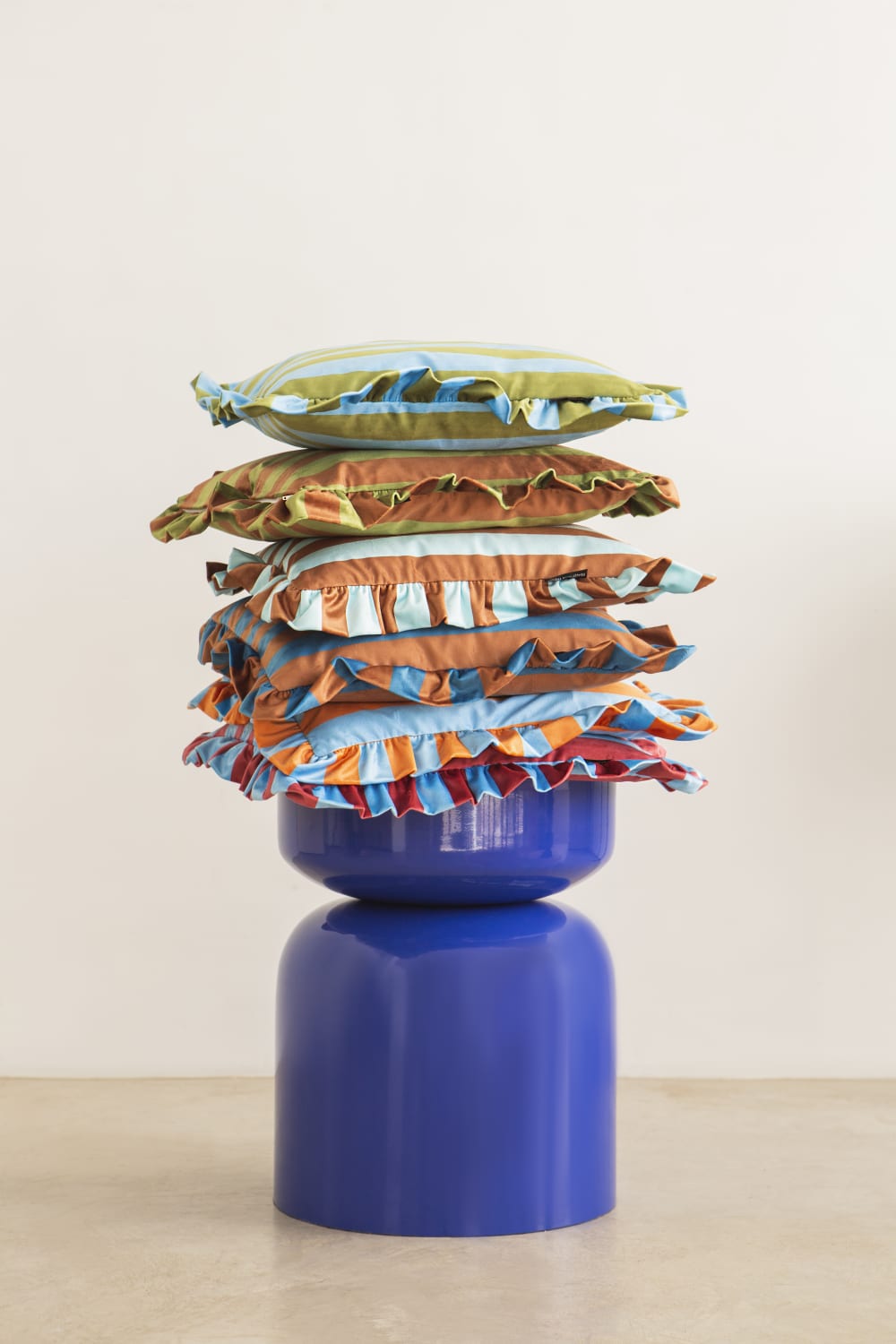 Coussin en velours avec volant plissé, orange et bleu - Maisons du Monde