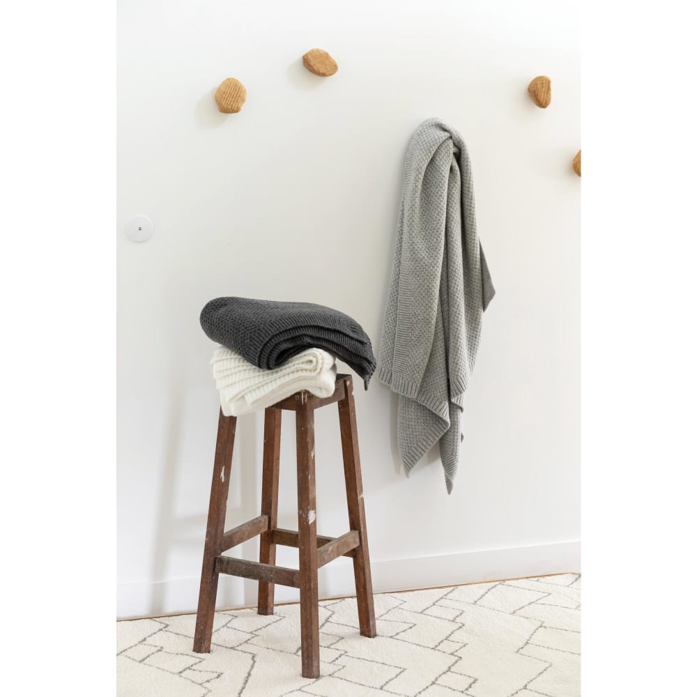 Plaid tricot recyclé en polyester recyclé carbone 130 x 160 cm - Maisons du Monde