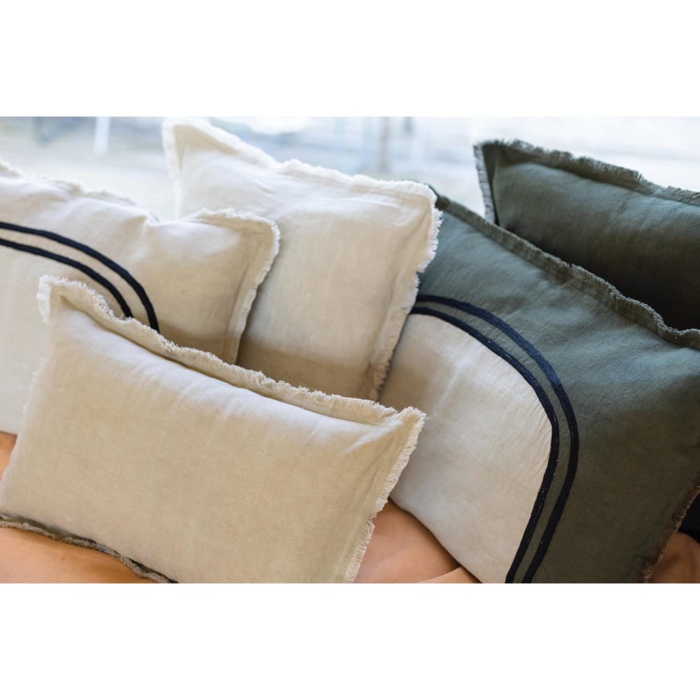 Coussin bicolore laly en lin olive 40 x 65 cm - Maisons du Monde