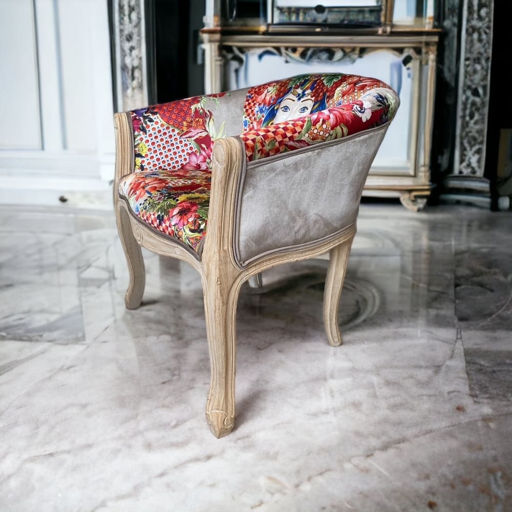 Fauteuil bergère en velours à motifs multicolores