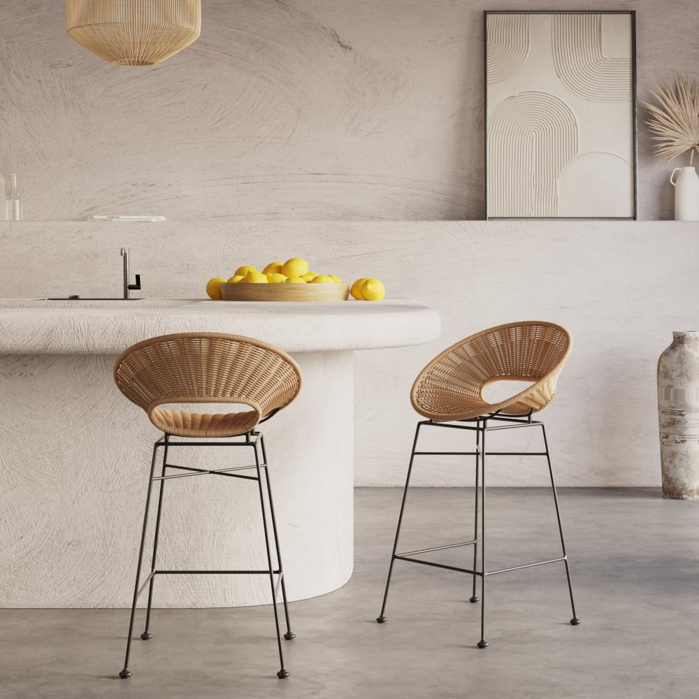 Lot de 2 tabourets pour îlot central 65 cm en résine tressée