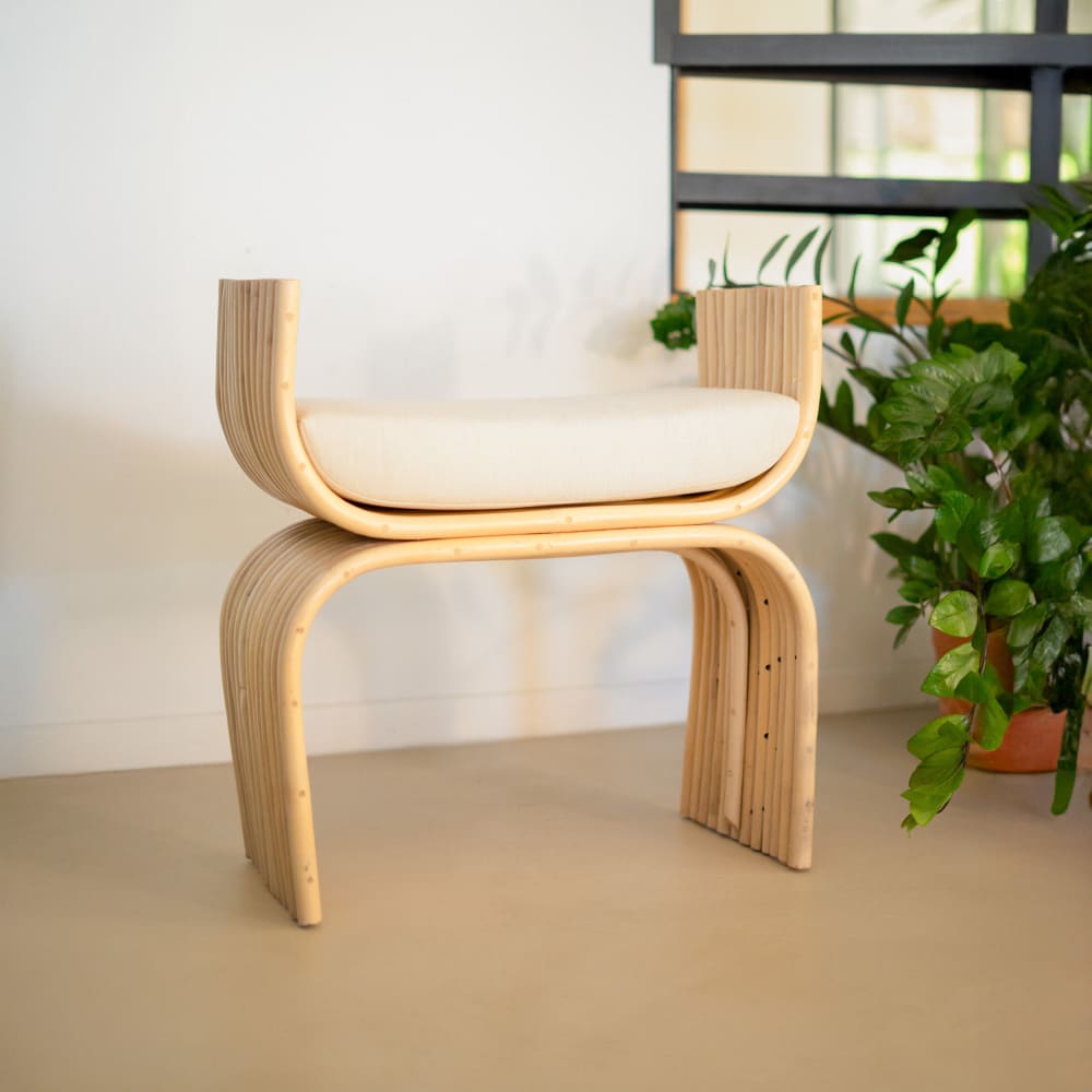 Tabouret en rotin et coussin blanc