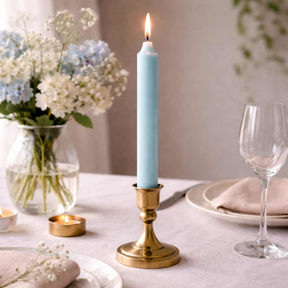 Bougie teintée dans la masse bleu clair - Maisons du Monde