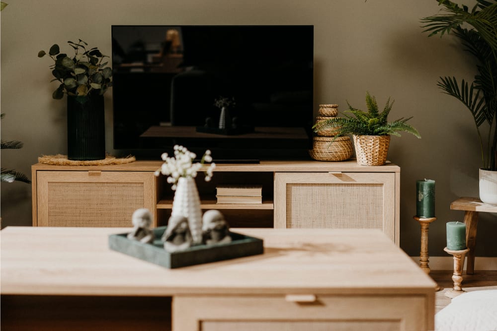 Meuble TV en bois avec portes effet cannage