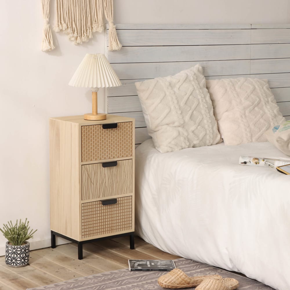 Table de chevet sculpté avec 3 tiroirs en bois et métal marron clair - Maisons du Monde