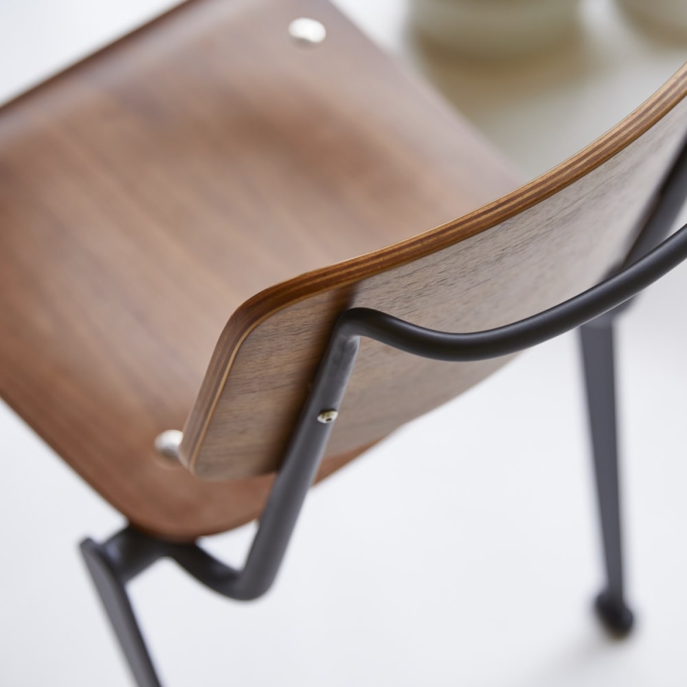 Stuhl aus Nussbaumholz und Metall, black - Maisons Du Monde