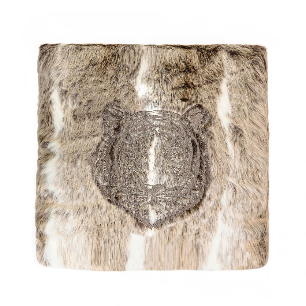 Coussin brodé en fausse fourrure marron clair