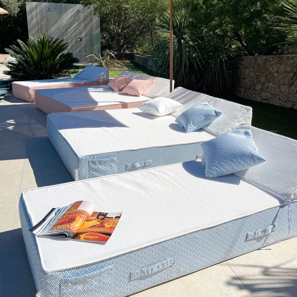 Lit bain de soleil extérieur en mousse rond blanc a motif bleu