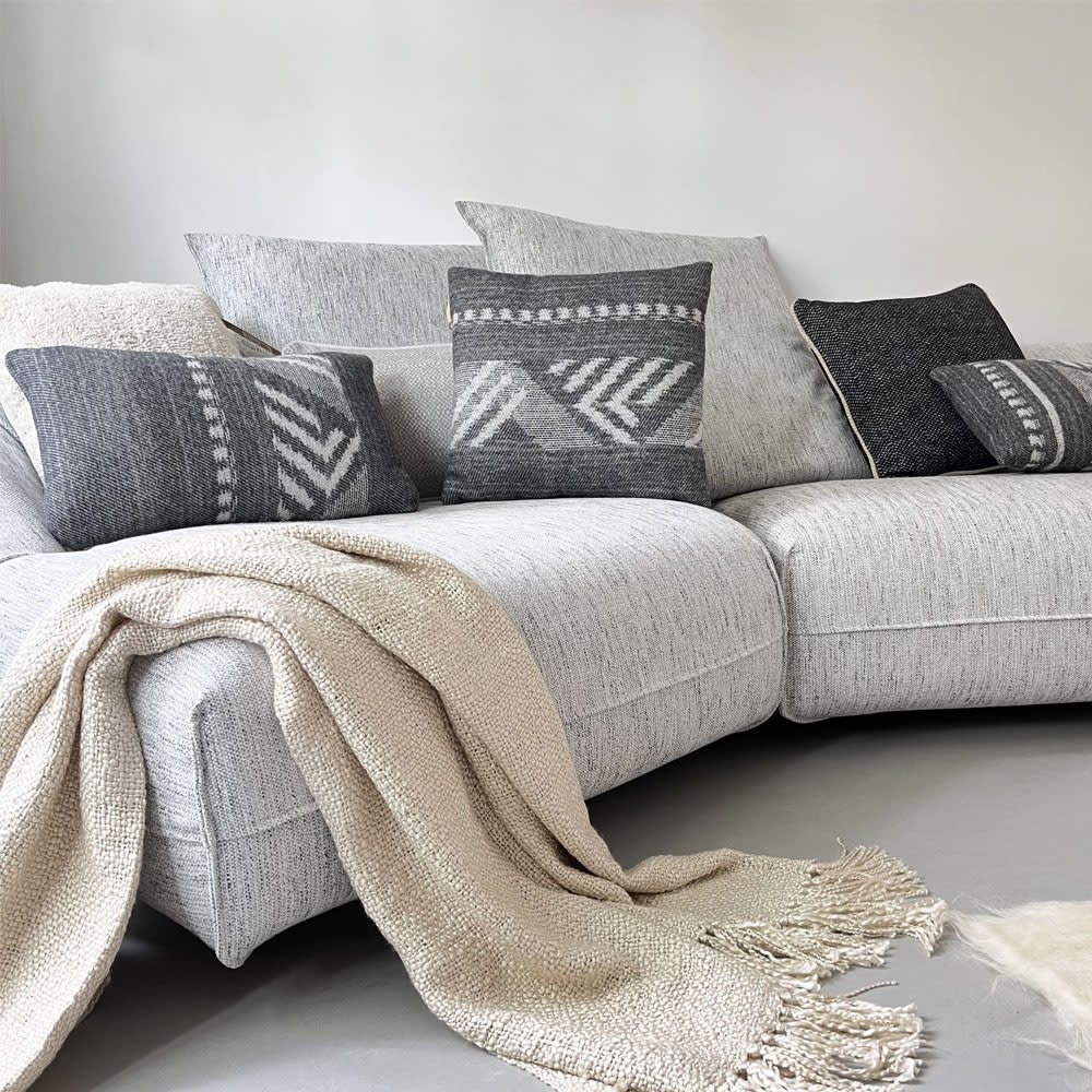 Coussin en laine noir decostripe 45x45 - Maisons du Monde