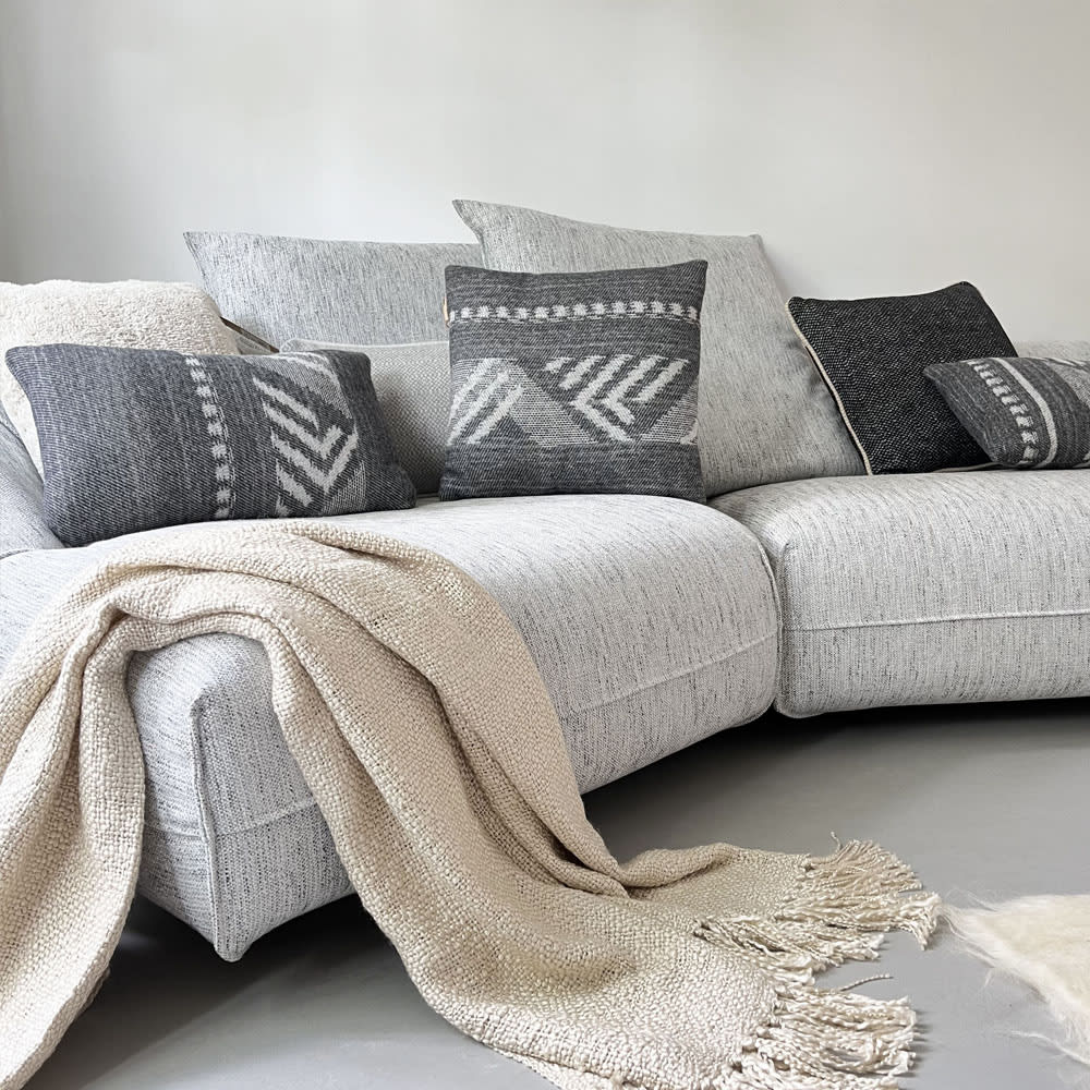 Coussin en laine noir decostripe 35x60 - Maisons du Monde