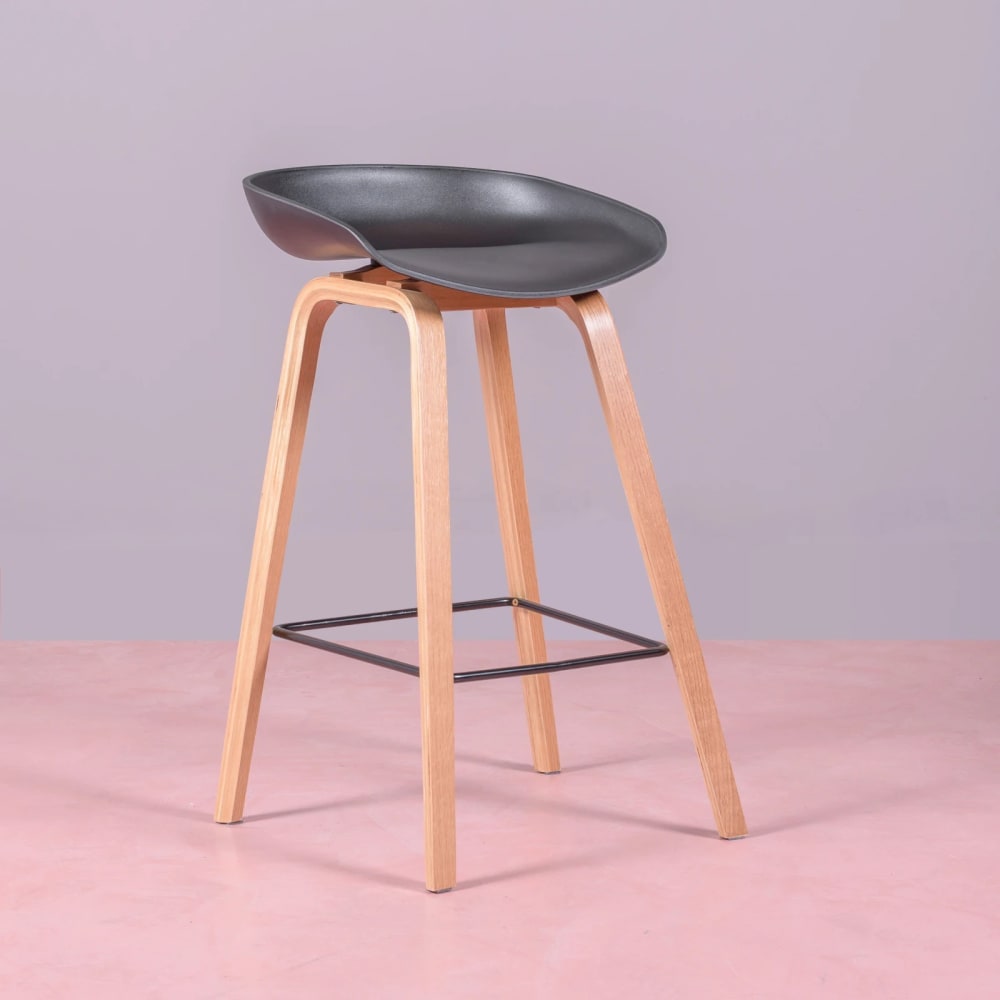 Nordischer Hocker mit Beinen aus Buchenholz, schwarz - Maisons Du