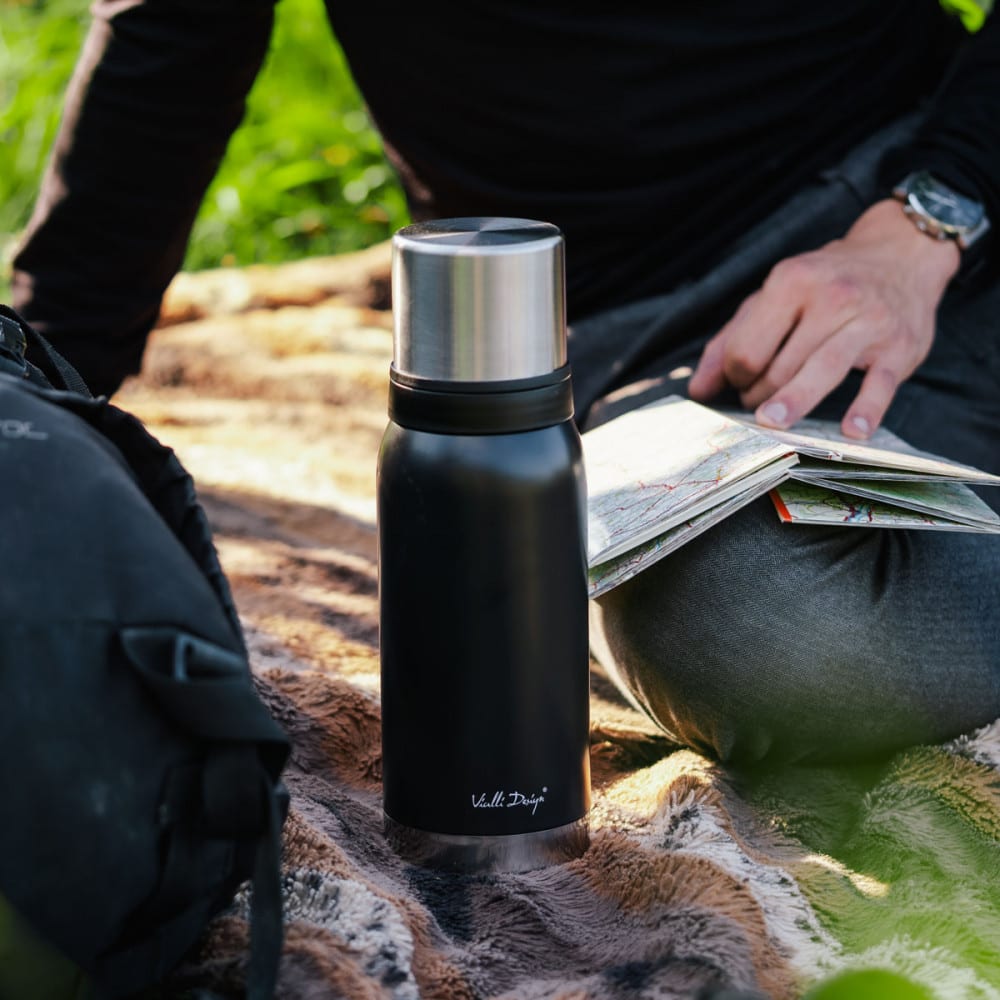 Gourde isotherme et 2 gobelets 1 l en inox noir - Maisons du Monde