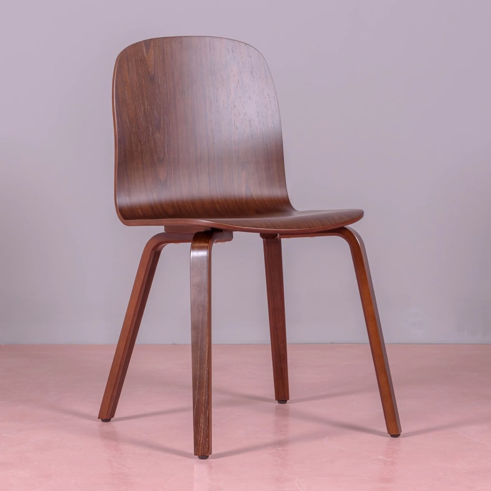 Skandinavischer Designstuhl aus Walnussholz - Maisons Du Monde