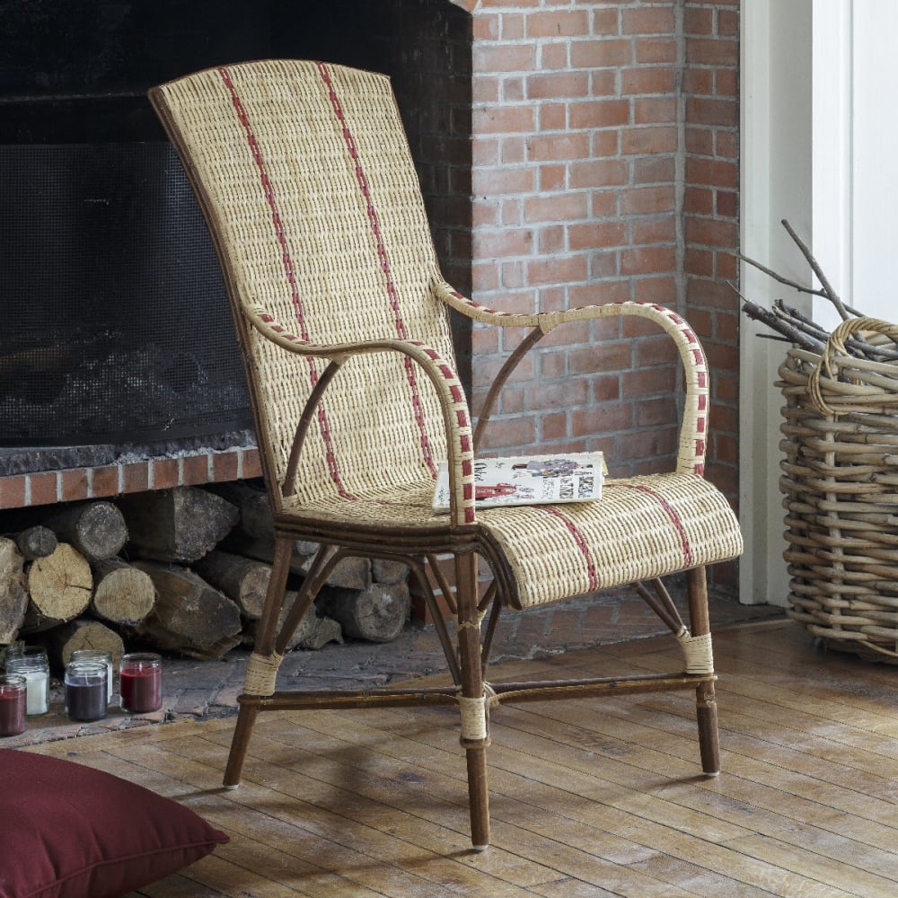 Fauteuil en rotin beige et liseré rouge haut dossier