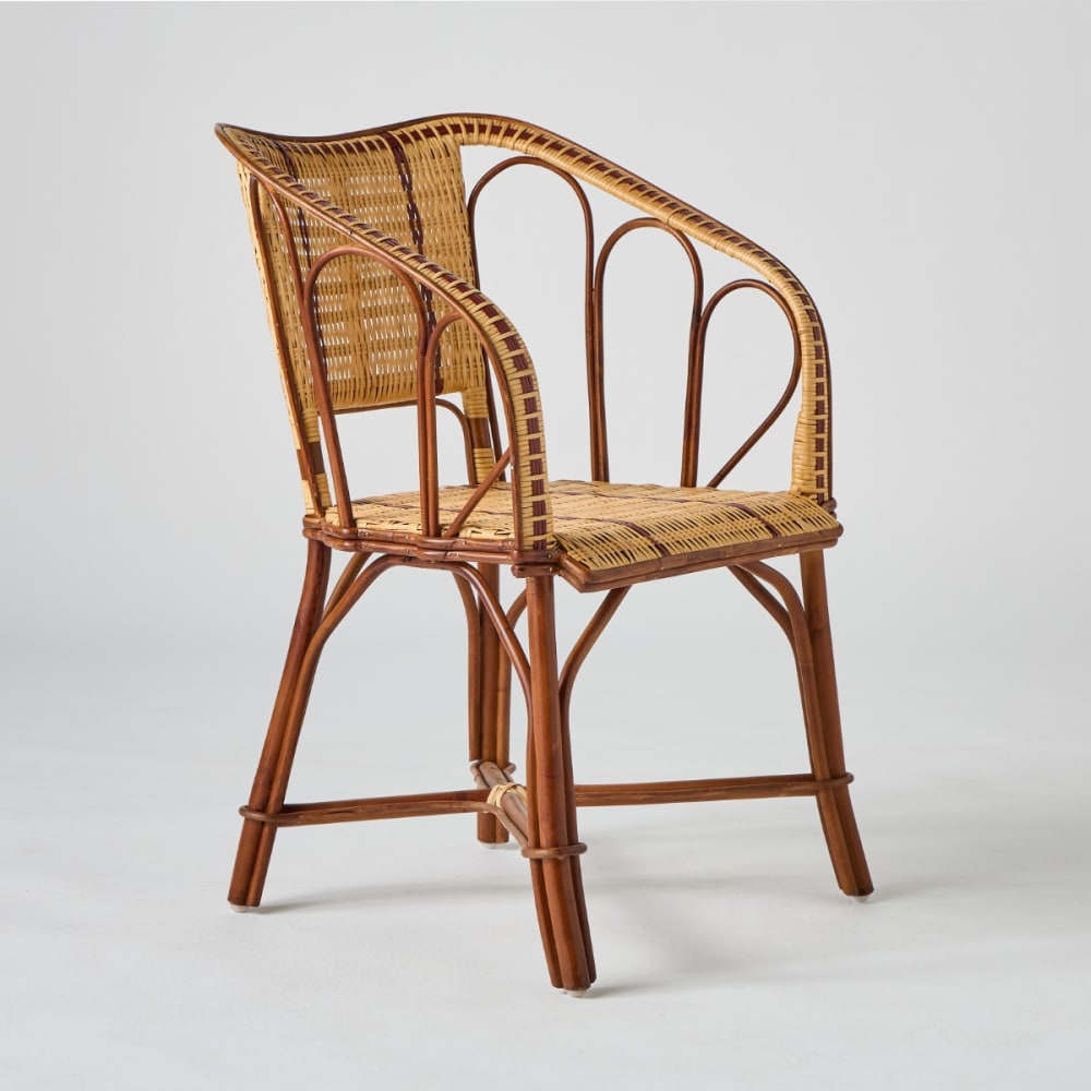 Fauteuil en rotin beige et liseré rouge