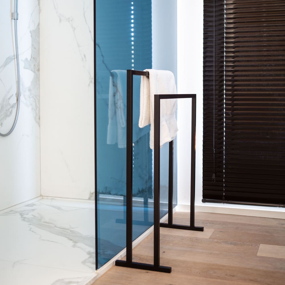 Porte-serviette en métal en noir de 82 cm de hauteur