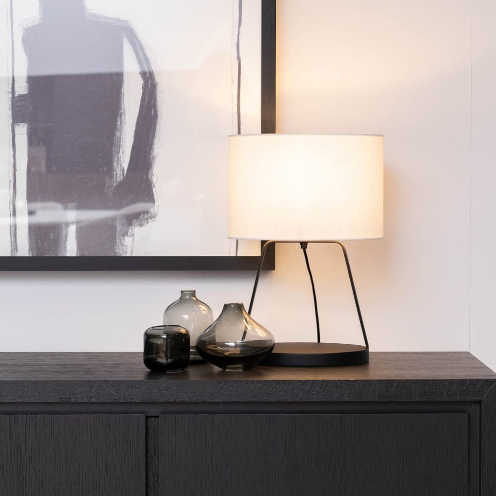 Lampe de table en métal noir avec abat-jour blanc