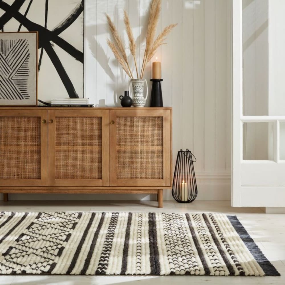 Tapis doux motifs berbères noirs sur fond blanc - Maisons du Monde