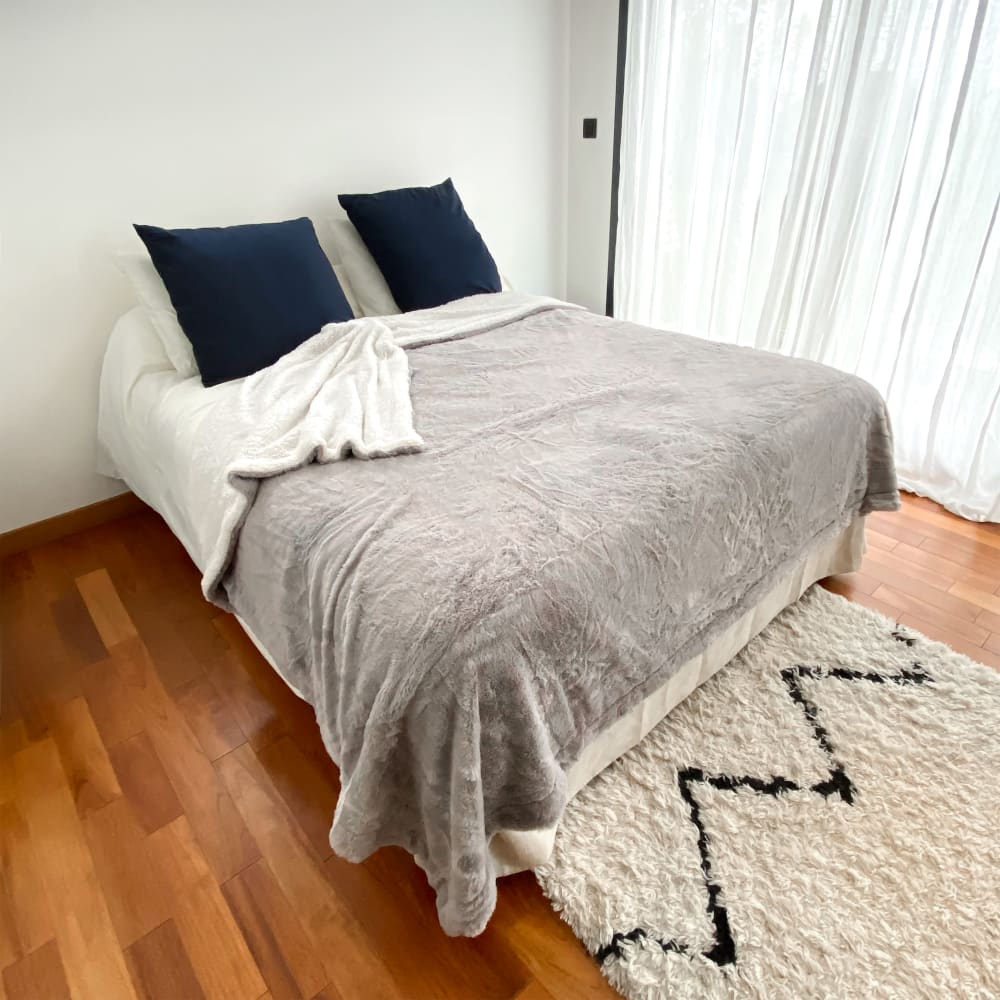 Couverture plaid XL doublée imitation ''Lapin'' 220x240 gris clair