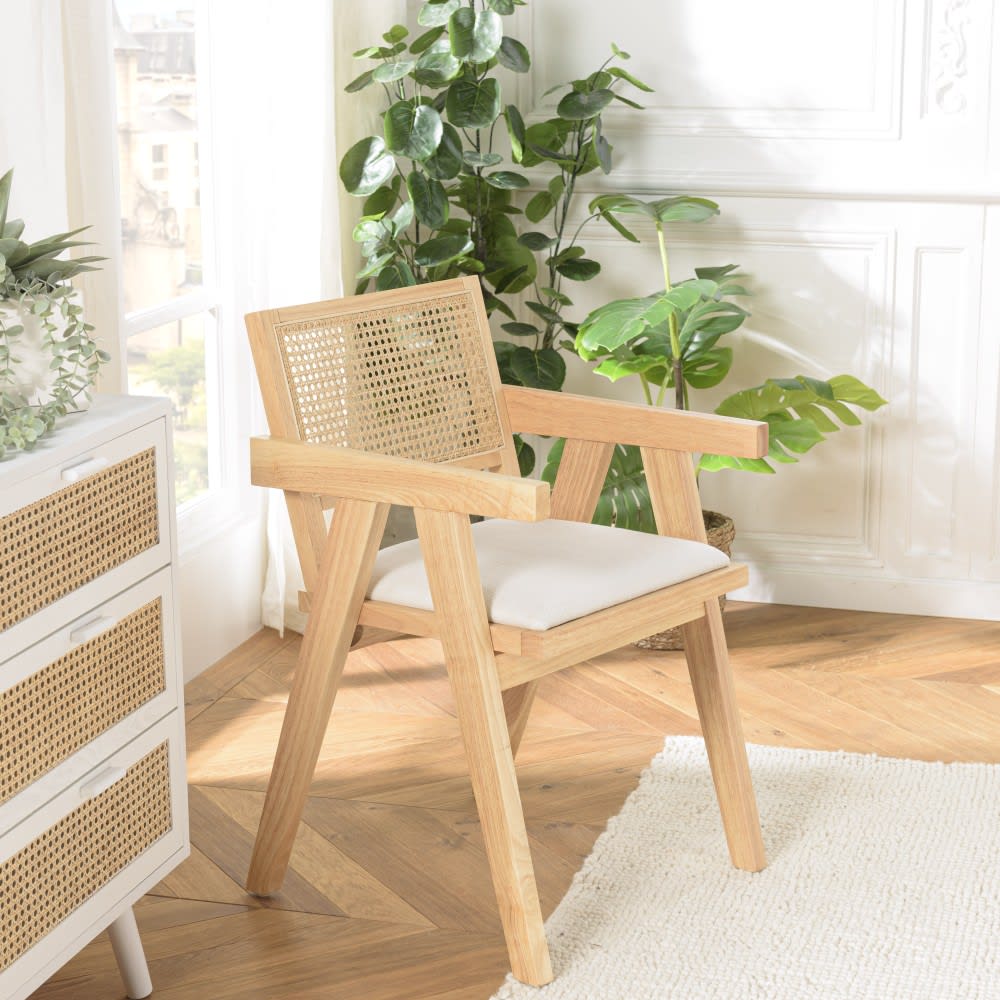 sillon de madera de hevea y tela blanca con respaldo de ratan