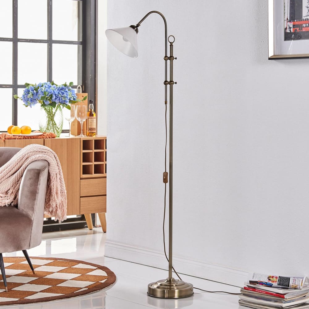 Stehlampe aus Metall, opalweiß glänzend, altmessing - Maisons Du