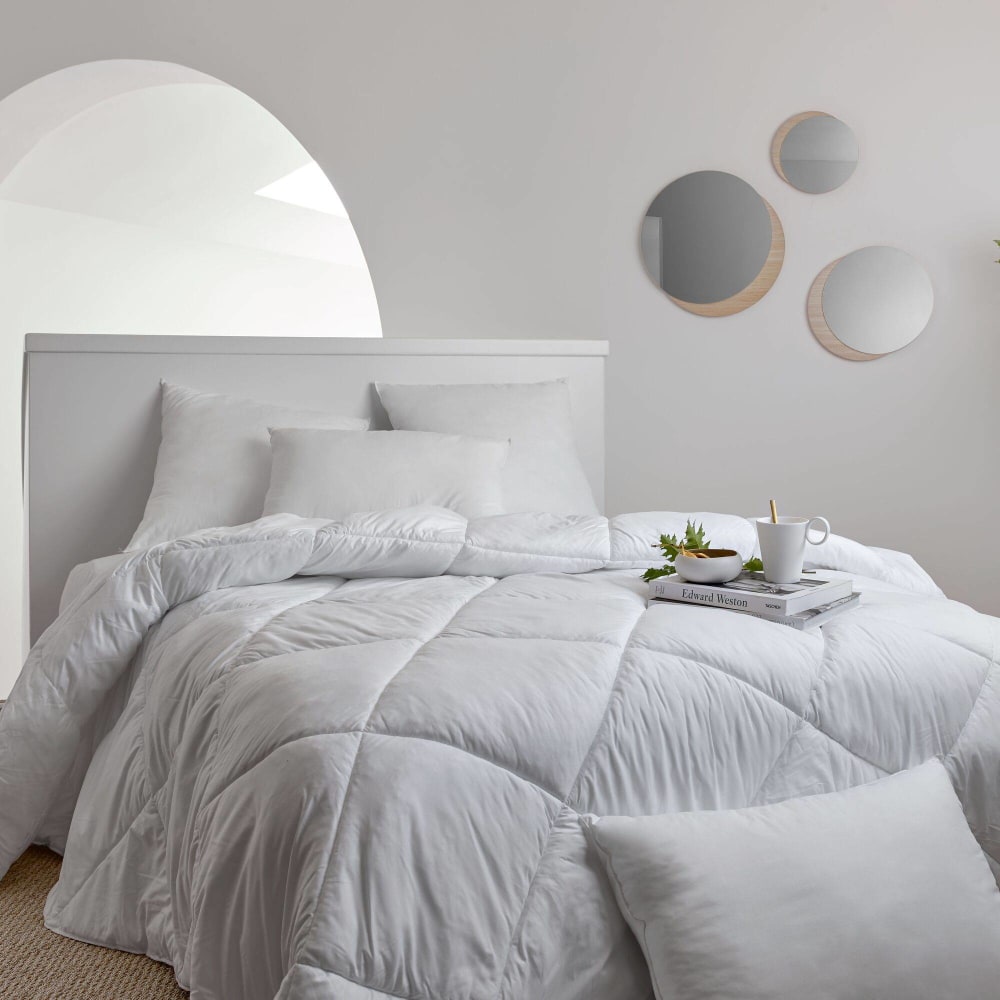 Couette en microfibre anti-acariens et antibactérien 260 x 240 cm - Maisons du Monde